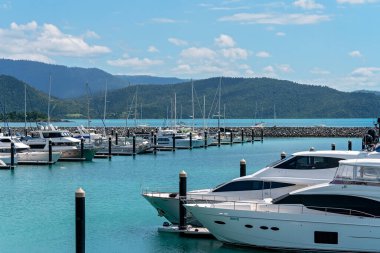 Airlie Beach, Queensland, Avustralya - Nisan 2021: Coral Sea Marina 'daki lüks yatların kapatılması