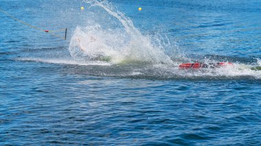 Kablo kayak parkında wakeboard öğrenen bir adam bir sıçrama ile düşerken başarılı olamıyor.
