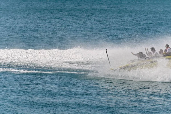 Airlie Beach Queensland Australia Kwiecień 2021 Rozpylacz Wodny Pochłania Odrzutowiec — Zdjęcie stockowe