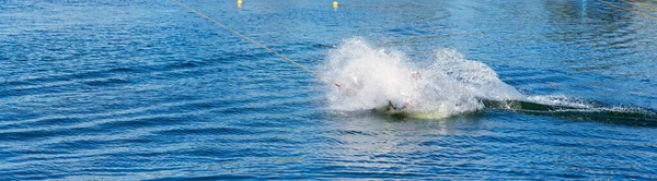 Člověk Učí Wakeboard Lanovce Nedaří Když Spadne Cákancem — Stock fotografie