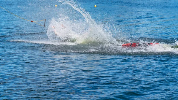 Člověk Učí Wakeboard Lanovce Nedaří Když Spadne Cákancem — Stock fotografie