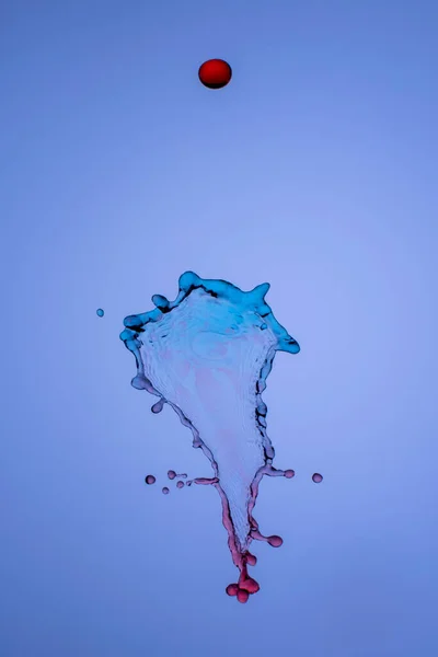 Plusk Kropli Wody Przy Użyciu Niebiesko Białych Barwników Niebieskim Tle — Zdjęcie stockowe