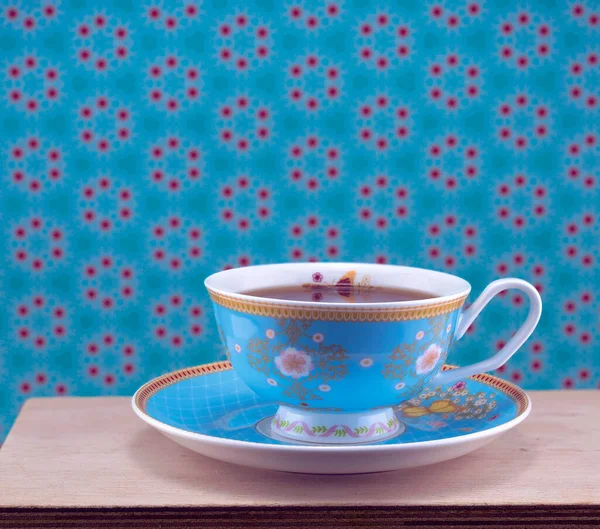 Uma Xícara Chá Uma Xícara Floral Contra Fundo Azul Modelado — Fotografia de Stock
