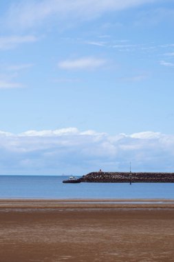 Mackay, Queensland, Avustralya - Mayıs 2021: Denizdeki kaya duvarıyla korunan tekne limana vardı