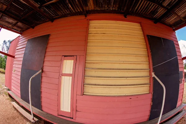 Edificio Retro Rosa Amarillo Con Características Curvas Producidas Por Una —  Fotos de Stock