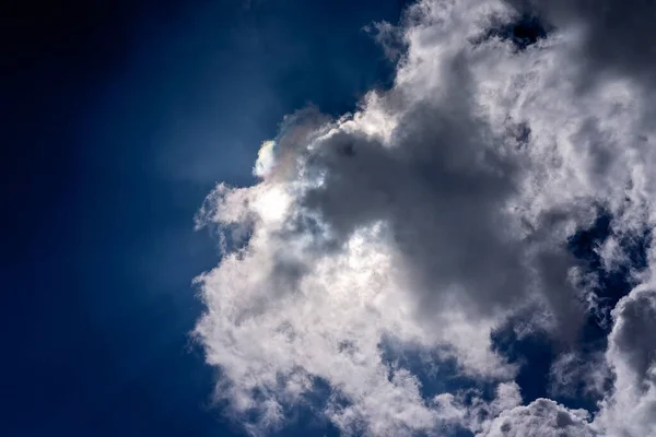 Λευκά Χνουδωτά Σύννεφα Ένα Σκούρο Μπλε Ουρανό Σύννεφα Καταιγίδας Που — Φωτογραφία Αρχείου