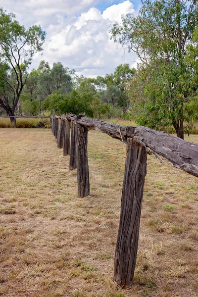 Una Antigua Reliquia Cerca Madera Una Época Pasada Pie Campo — Foto de Stock