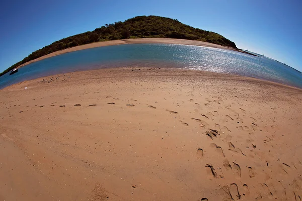 Impronte Sulla Sabbia Torrente Con Una Barca Lente Fisheye — Foto Stock