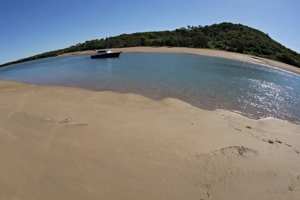 Łódź Rybacka Zacumowana Zatoce Piaszczystą Plażą Zakrzywiony Krajobraz Obiektyw Rybiego — Zdjęcie stockowe