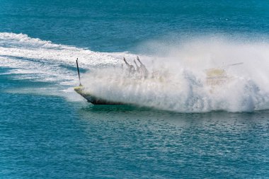 Airlie Beach, Queensland, Avustralya - Nisan 2021: Yolcular WhitSunday 'lerde okyanusta bir jet botta adrenalin gezintisi yaparken eğleniyorlar