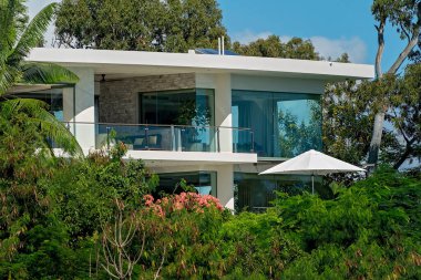 Airlie Beach, Queensland, Avustralya - Nisan 2021: Çalı yamaçlı bir tepede modern bir ev tasarlandı
