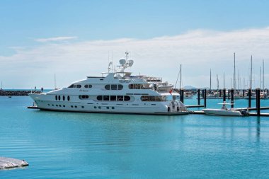 Airlie Beach, Queensland, Avustralya - Nisan 2021: Mercan Denizi Marina 'da demirli lüks yat