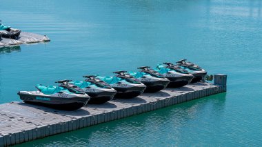 Airlie Beach, Queensland, Avustralya - Nisan 2021: Kiralanmaya hazır bir dubada jet skiler dizildi