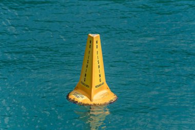 Airlie Beach, Queensland, Avustralya - Nisan 2021: Yüzen bir balıkçılık araştırma alanı yok