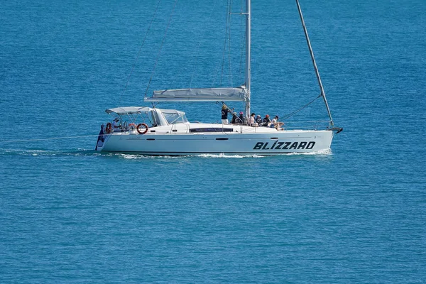 澳大利亚昆士兰州海莉海滩 2021年4月 一艘豪华游艇载着乘客在平静的蓝色大海中航行 — 图库照片