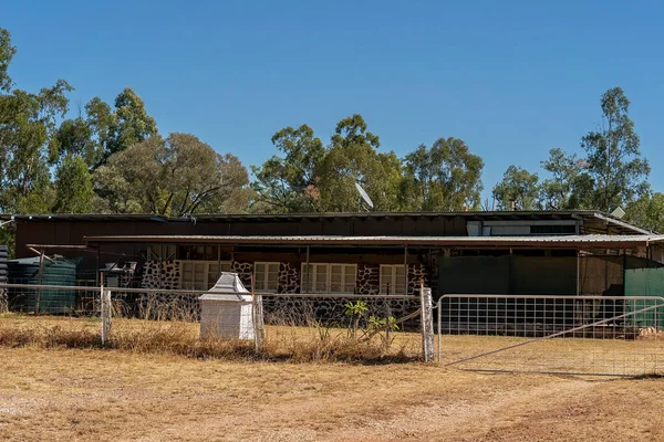 Propietario Construyó Casa Básica Los Campos Piedras Preciosas Australia — Foto de Stock