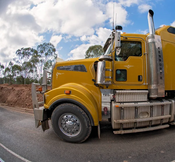 2021年5月 澳大利亚昆士兰州克莱蒙特 一辆大型黄色卡车在内陆公路上运送货物 鱼眼透镜 — 图库照片