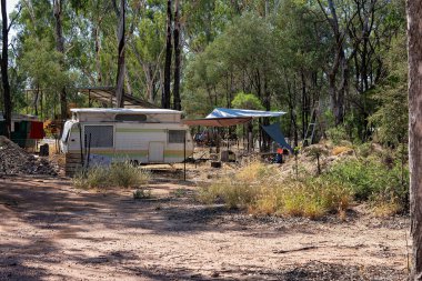 Rubyvale, Queensland, Avustralya - Mayıs 2021: Mücevher sahalarındaki kiralık arazideki mücevher arayıcılarının eski karavanı