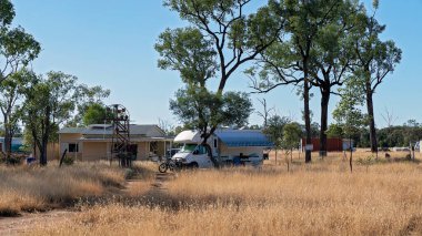 Rubyvale, Queensland, Avustralya - Mayıs 2021: Madencilik sahalarındaki özel bir arazide park edilmiş lüks bir karavan evi