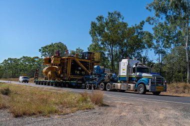 Clermont, Queensland, Avustralya - Mayıs 2021: Büyük ölçekli makineleri kömür madenlerine taşıyan yol treni