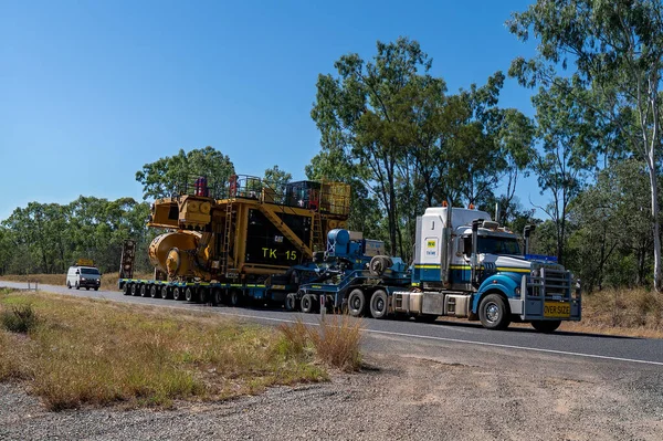 Clermont Queensland Austrália Maio 2021 Comboio Rodoviário Que Transporta Maquinaria — Fotografia de Stock