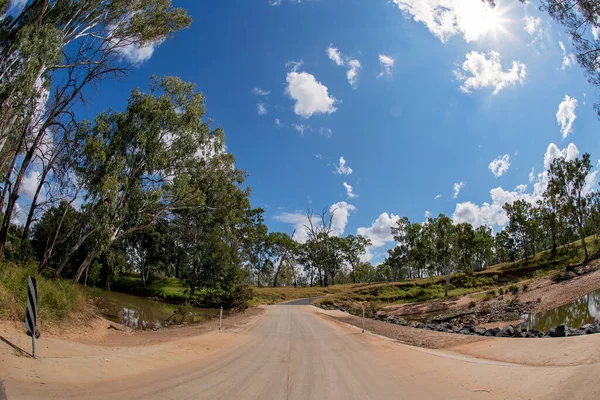 Causeway Nad Strumykiem Kraju Pod Pochmurnym Błękitnym Niebem Krajobraz Zakrzywiony — Zdjęcie stockowe