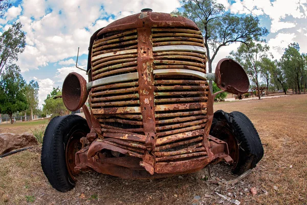 Primer Plano Parrilla Delantera Viejo Camión Oxidado País Lente Ojo — Foto de Stock