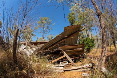 Yere dökülen demir levhalar ve inşaat malzemeleri, balık gözü lensleri.