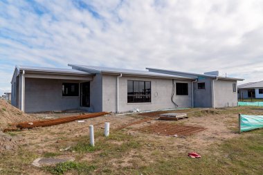 Mackay, Queensland, Avustralya - Mayıs 2021: Bir taşra kasabasında, şehir konut patlamasında, banliyö arazisinin beton bloklarından inşa edilen bir ev