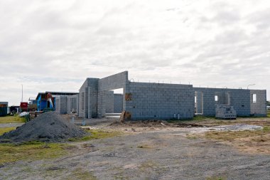 Mackay, Queensland, Avustralya - Mayıs 2021: Bir taşra kasabasında, şehir konut patlamasında, banliyö arazisinin beton bloklarından inşa edilen bir ev