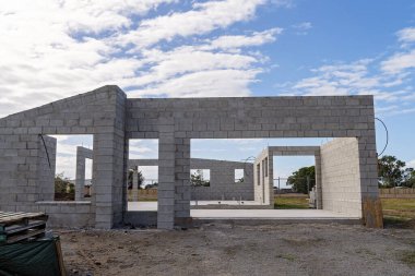Mackay, Queensland, Avustralya - Mayıs 2021: Bir taşra kasabasında, şehir konut patlamasında, banliyö arazisinin beton bloklarından inşa edilen bir ev