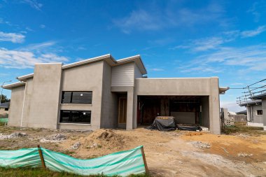 Mackay, Queensland, Avustralya - Mayıs 2021: Bir taşra kasabasında, şehir konut patlamasında, banliyö arazisinin beton bloklarından inşa edilen bir ev