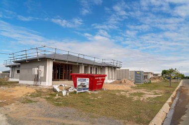 Mackay, Queensland, Avustralya - Mayıs 2021: Bir taşra kasabasında inşaat halindeki evlerle dolu bir banliyö caddesi, şehir konut patlaması