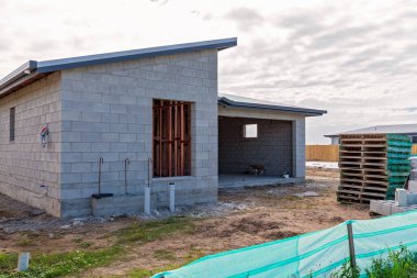Mackay, Queensland, Avustralya - Mayıs 2021: Bir taşra kasabasında, şehir konut patlamasında, banliyö arazisinin beton bloklarından inşa edilen bir ev