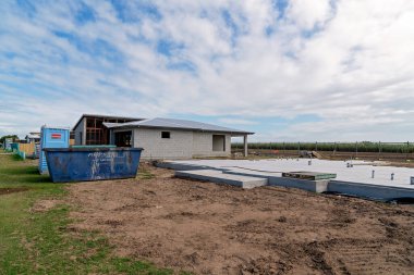 Mackay, Queensland, Avustralya - Mayıs 2021: Bir taşra kasabasında, şehir konut patlamasında banliyö arazisinde inşa edilecek bir evin beton bloğu