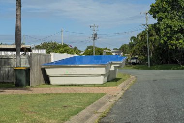 Mackay, Queensland, Avustralya - Mayıs 2021: Yaya yolunda yüzme havuzu kabuğu yakınlardaki eve yerleştirilmeye hazır