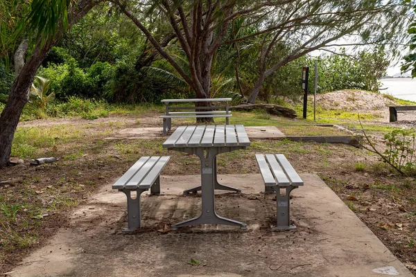 Mackay Queensland Avustralya Mayıs 2021 Piknik Masası Deniz Kenarındaki Ağaçların — Stok fotoğraf