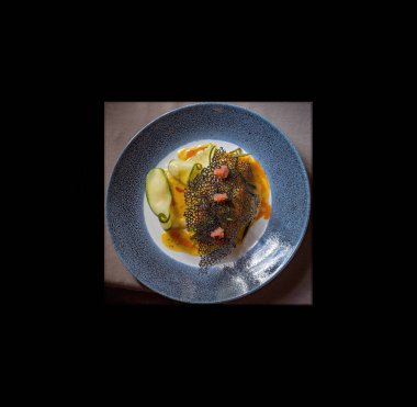 Balık kılçığı çorbası ve limon dolmakalemiyle yakalanan vahşi pazar balığı. Siyah çerçeveli güzel çalı yemeği.