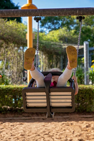 Unterseite Einer Spielplatzschaukel Mit Einem Kind Der Luft — Stockfoto