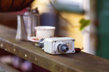 Yumuşak odaklı alan nesneleri derinliği eski bir tap zamanlayıcı ve çanak çömlek dahil