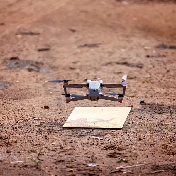 Drone Che Decolla Dalla Piattaforma Atterraggio Sulla Terra — Foto Stock