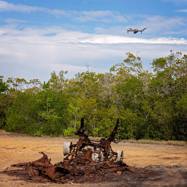 Drone Libra Veicolo Bruciato Nella Boscaglia Mentre Scatta Foto Dei — Foto Stock