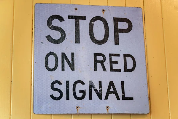 Zatrzymaj Się Czerwonym Znaku Kolejowym Sygnał Żółtej Ścianie — Zdjęcie stockowe