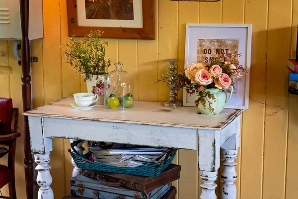 Una Colección Artículos Decorativos Vintage Colocados Una Antigua Mesa Madera — Foto de Stock