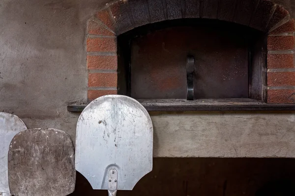Τρία Κουπιά Πίτσα Στέκεται Μπροστά Από Ένα Φούρνο Πίτσας Τούβλο — Φωτογραφία Αρχείου