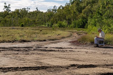 Mackay, Queensland, Avustralya - Haziran 2021: Yaşlı erkek emekli çevreyi fotoğraflayan tuzlu krakerlerle dron uçurmayı öğreniyor