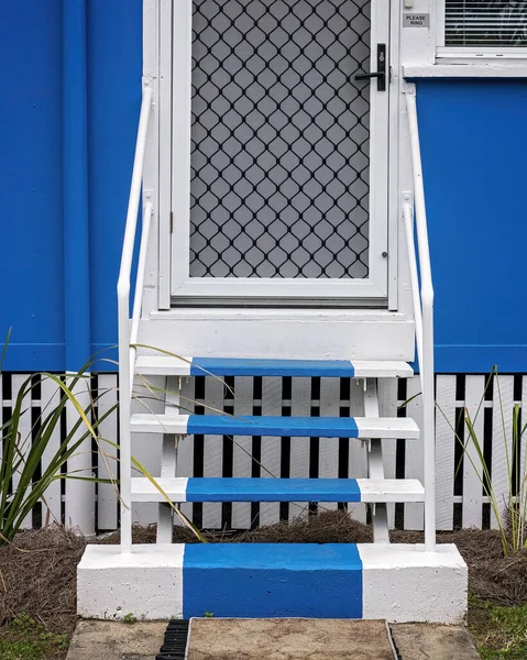 Голубые Белые Шаги Старый Дом Дверью Экраном Безопасности Звонком Звонка — стоковое фото