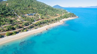 Kıyı şeridi üzerindeki hava manzarası ve açık mavi deniz Cape Gloucester Avustralya ile birlikte çalılık kıyılarına doğru.