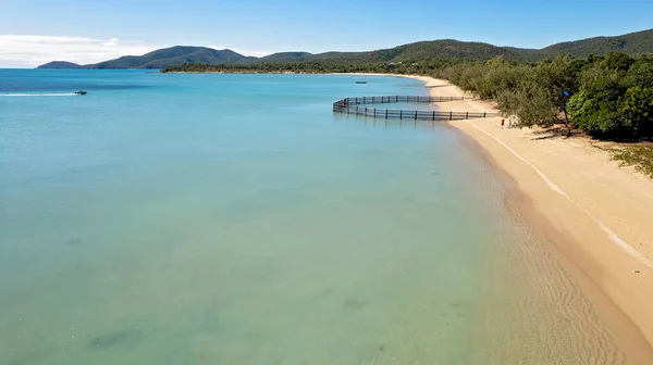 Een Boot Die Bij Voor Een Zwemparadijs Een Lang Zandstrand — Stockfoto