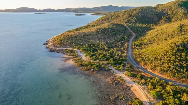 Drone Aerea Sopra Oceano Con Bassa Marea Mostrando Dettagli Subacquei — Foto Stock